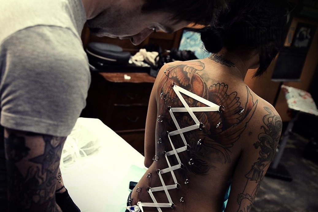 piercing na zádech