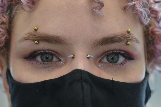 jak dlouho se hojí piercing v obočí