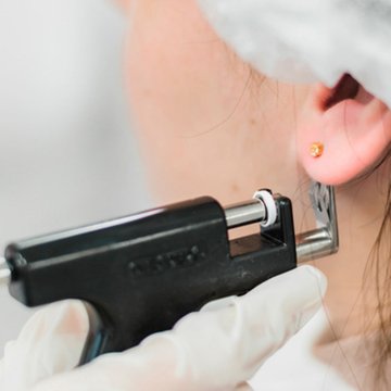 piercing - jehla nebo pistole