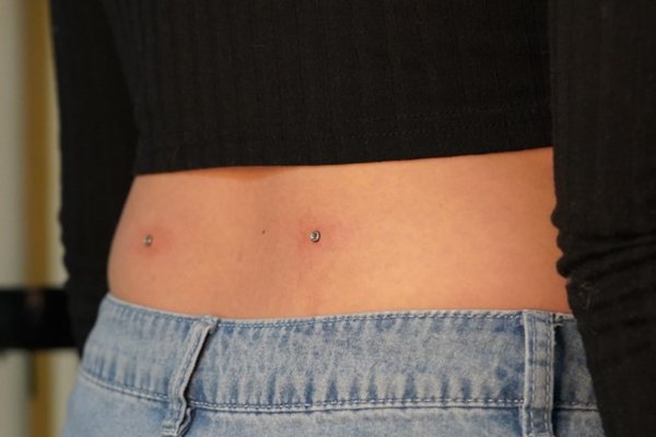 piercing na zádech