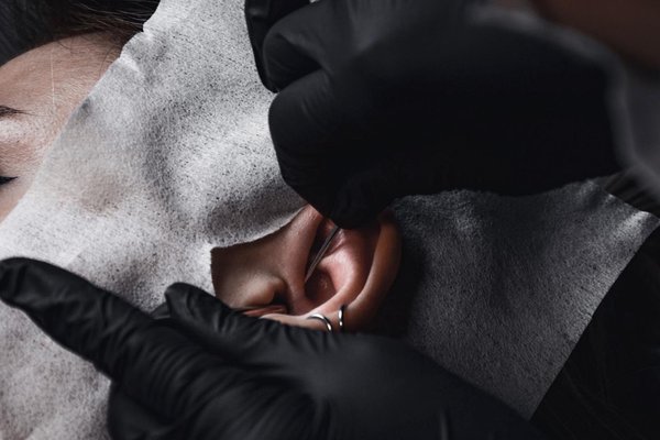 piercing - jehla nebo pistole
