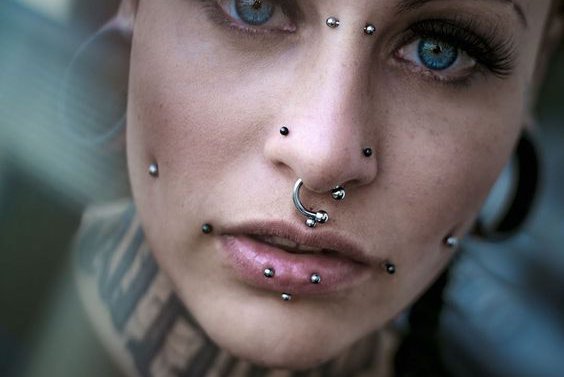 Piercing obličeje