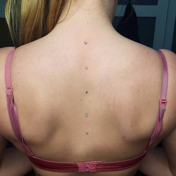 piercing na zádech