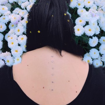 piercing na zádech