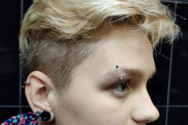 jak dlouho se hojí piercing v obočí