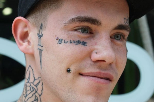 Piercing tváří