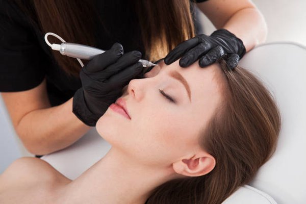 Permanentní make-up obočí hojení