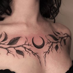 Dámské tetování na hrudník